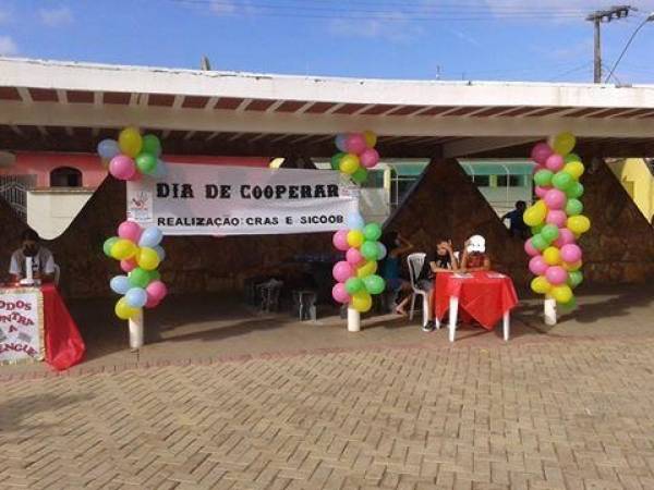 Participa&ccedil;&atilde;o das oficinas do centro de refer&ecirc;ncia de Assist&ecirc;ncia Social no evento realizado pelo SICOOB ( Dia de Cooperar ) 2015